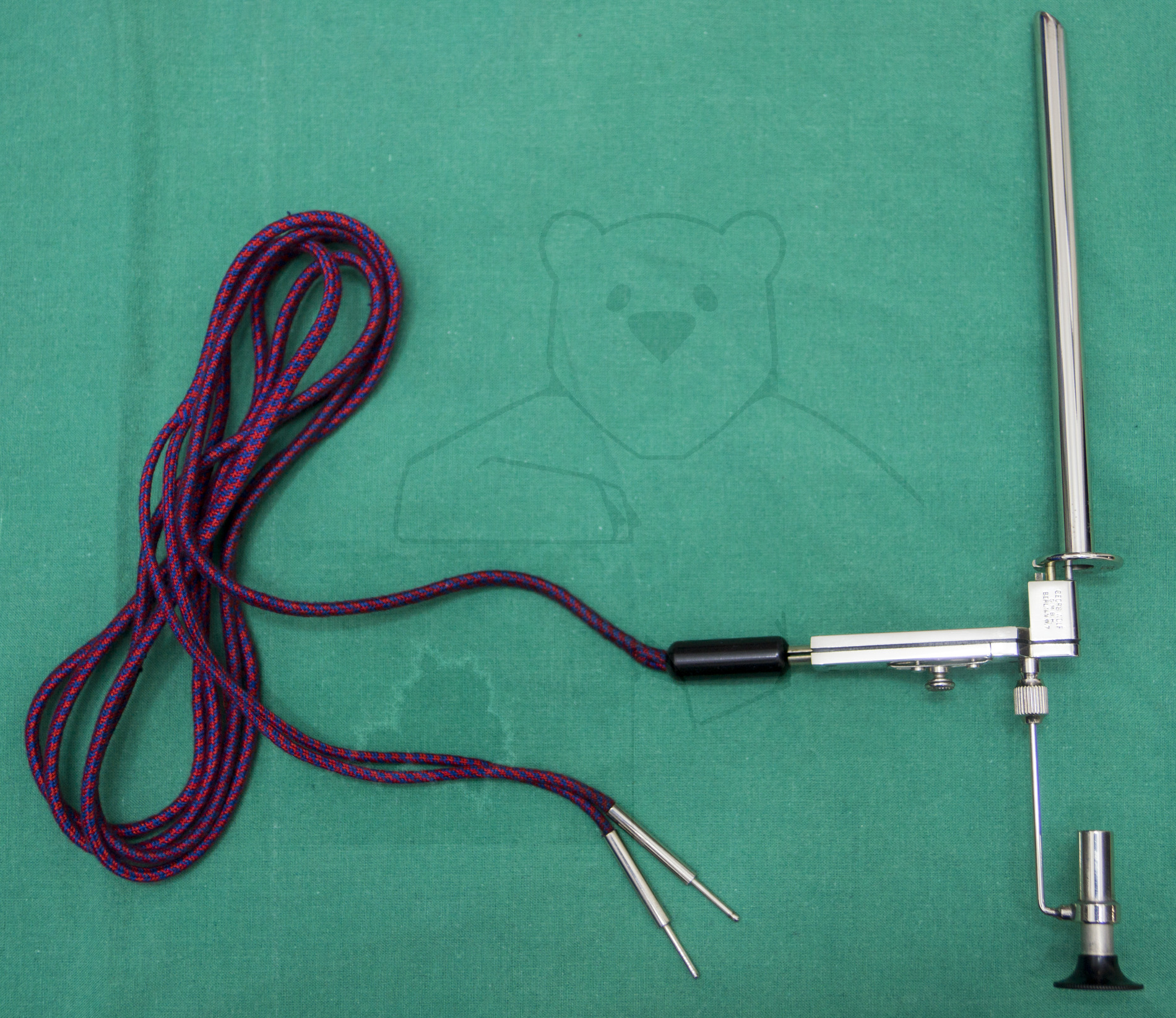 Laryngoskop - Das komplett montierte Laryngoskop inkl. Kabel zur Spannungsversorgung